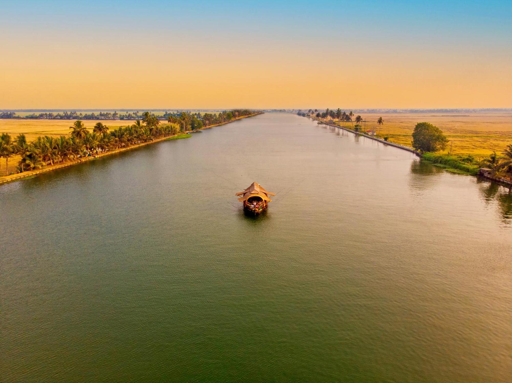 Spice Coast Cruises - Houseboat, A Cgh Earth Experience 호텔 Alappuzha 외부 사진
