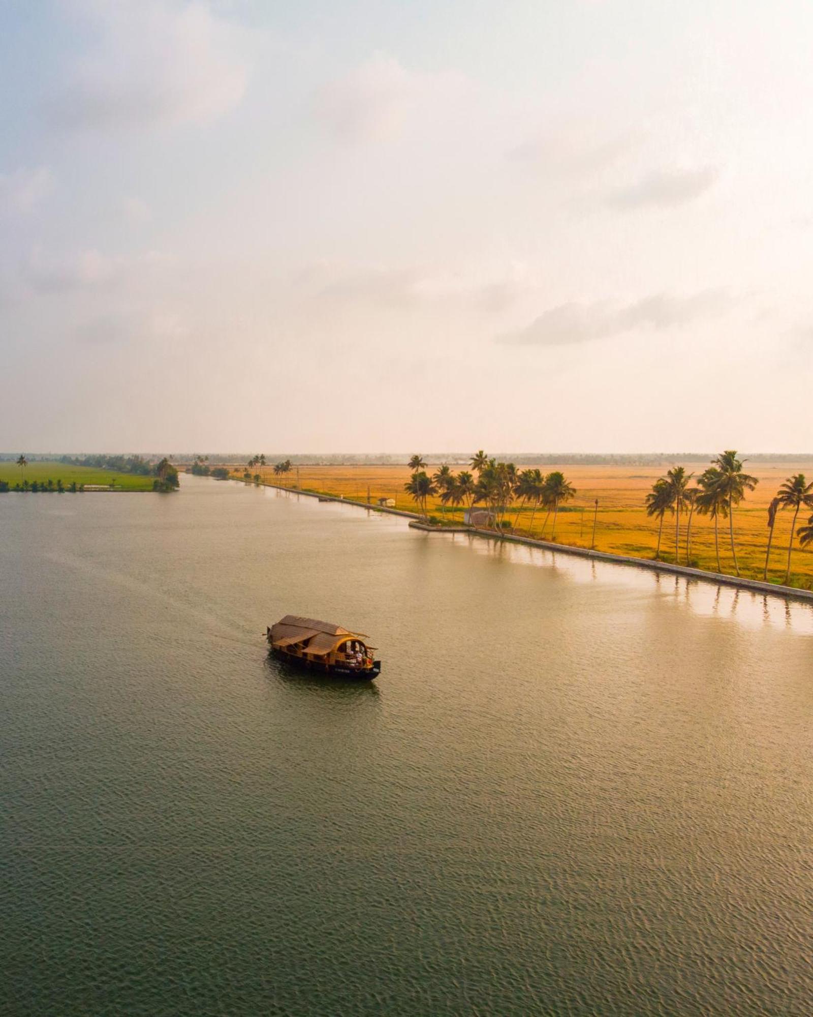 Spice Coast Cruises - Houseboat, A Cgh Earth Experience 호텔 Alappuzha 외부 사진