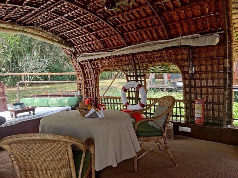 Spice Coast Cruises - Houseboat, A Cgh Earth Experience 호텔 Alappuzha 외부 사진