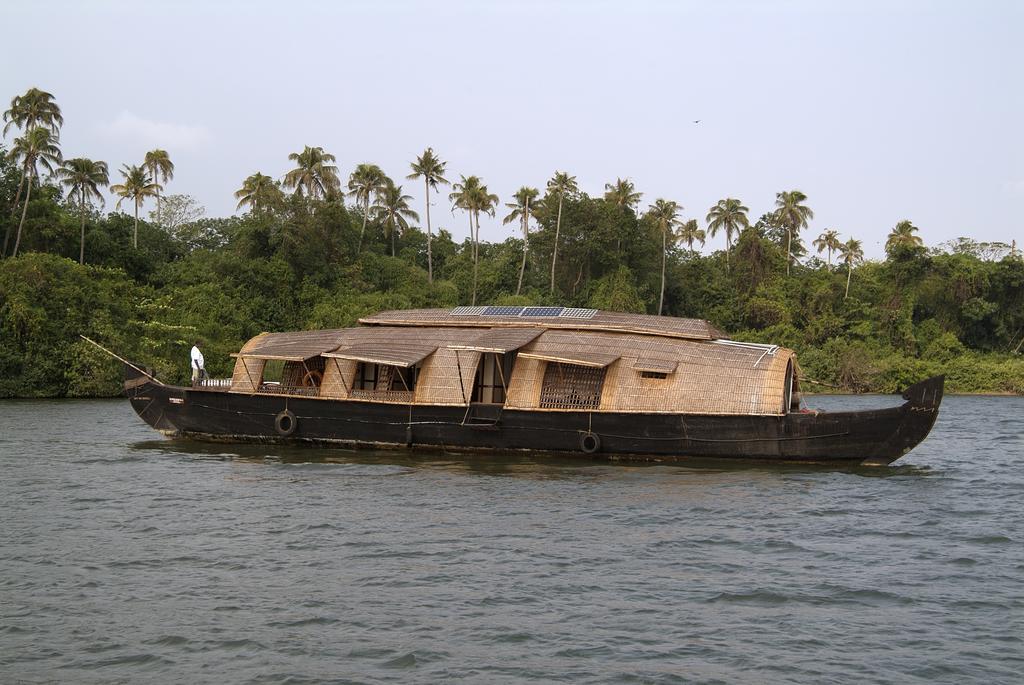 Spice Coast Cruises - Houseboat, A Cgh Earth Experience 호텔 Alappuzha 외부 사진