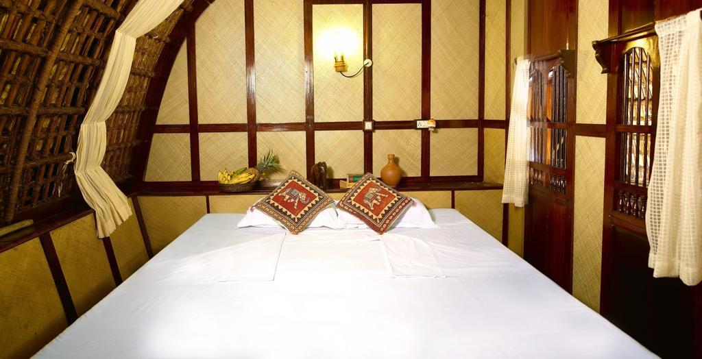 Spice Coast Cruises - Houseboat, A Cgh Earth Experience 호텔 Alappuzha 외부 사진